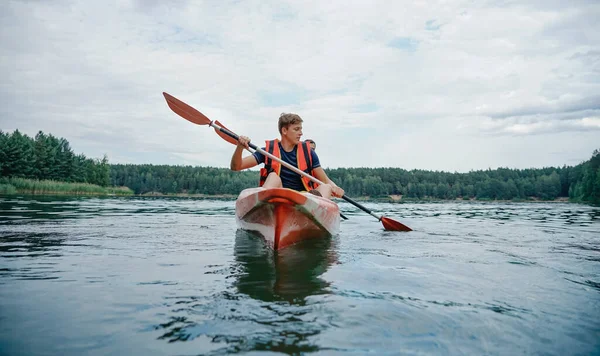 Deux Gars Kayak Rouge Sur Rivière Gilets Sauvetage — Photo