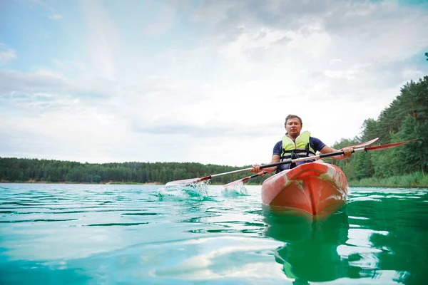 Type Kayak Rouge Descend Rivière Gilet Sauvetage — Photo