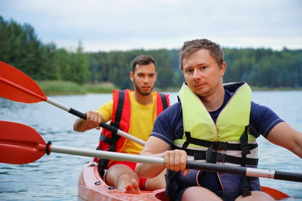 Deux Gars Kayak Rouge Sur Rivière Gilets Sauvetage — Photo