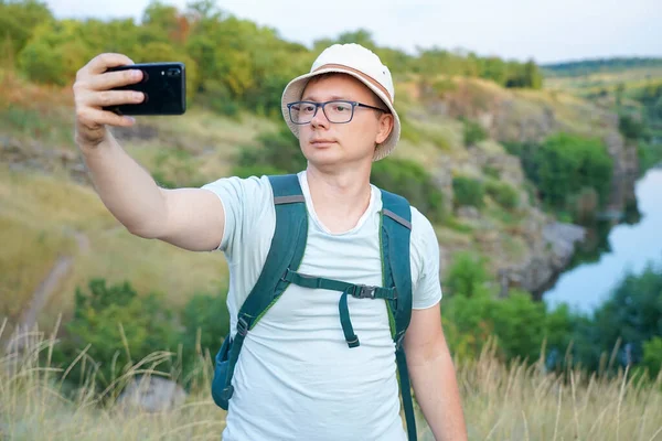 Guy Takes Selfie While Traveling Canyon Guy Backpack Blue Shirt — Stock Photo, Image