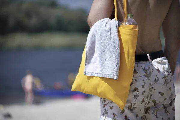 Omzunda Sarı Bir Çantayla Kıyıda Duran Bir Adam Var Poşette — Stok fotoğraf