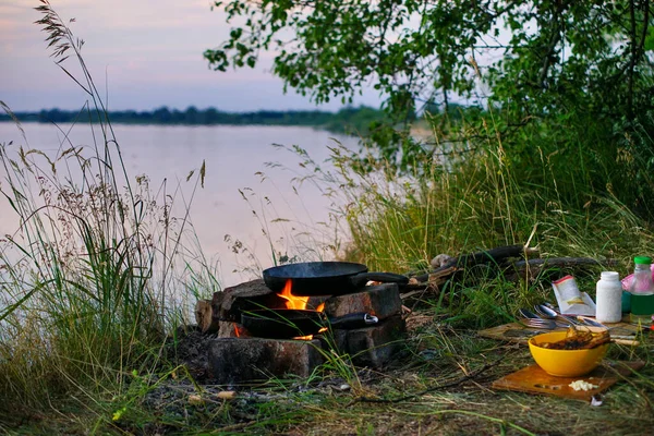 Poisson Dans Une Casserole Est Frit Sur Feu Sur Rive — Photo