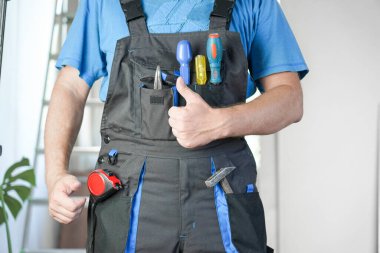 İş kıyafetleri içindeki adam...