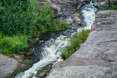 Dağ şelalesi ve taşın üzerindeki yeşil yosun.
