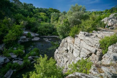Fırtınalı bir gökyüzüne karşı büyük bir taş.