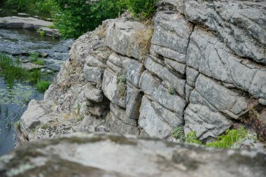 Suyun üzerinde dik bir uçurum.