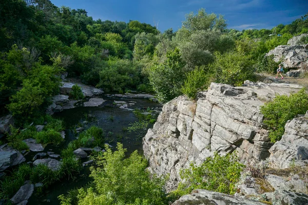 Fırtınalı bir gökyüzüne karşı büyük bir taş.