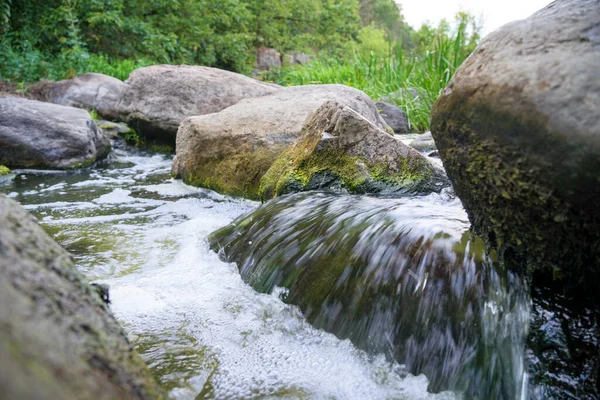 石や岩の間を流れる美しい渓流は — ストック写真