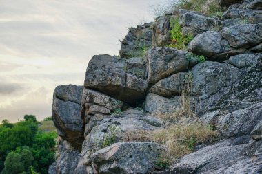 Kanyon kayaları ve taşlar kapanır.