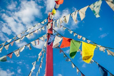 Tibet bayrakları bir ipe asılı gökyüzüne karşı