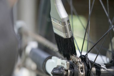 Bisiklet zinciri yakınında zincir fırça, yakın plan.