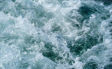 Gemiden sonra suda ayak izleri var. kaynayan su dokusu