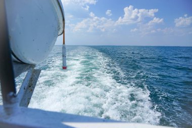 Gemiden sonra suda ayak izleri var. kaynayan su dokusu