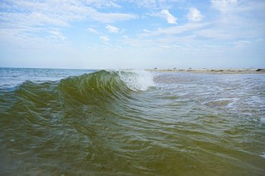 Deniz dalgaları ve temiz su kıyıya vuruyor.