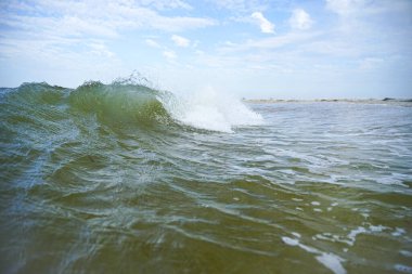Deniz dalgaları ve temiz su kıyıya vuruyor.