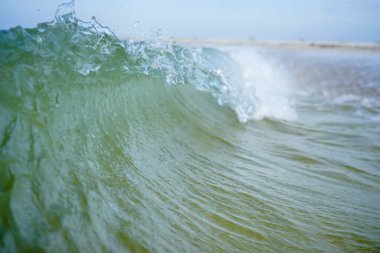 Denizin gök mavisi dalgaları yaklaşıyor. Dalga dokusu
