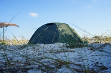 Çadır mağara sahilinde duruyor.