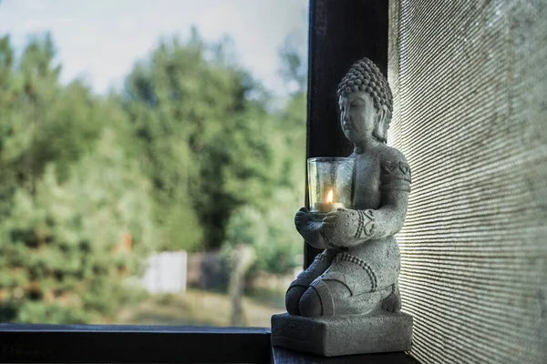 Standbeeld Van Een Boeddha Met Een Kandelaar Een Houten Vensterbank — Stockfoto