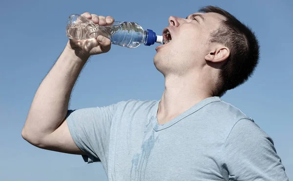 Ein Mann Mit Brille Und Shirt Hält Eine Plastikwasserflasche Der — Stockfoto