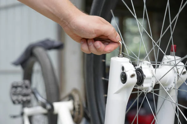 Bisikletli Adam Bisikletin Yanında Duruyor Elinde Bir Ngiliz Anahtarı Tutuyor — Stok fotoğraf