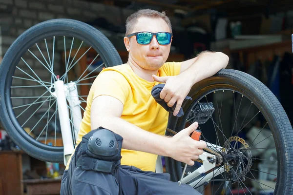 Ragazzo Con Gli Occhiali Tiene Cacciavite Una Scala Mano Vicino — Foto Stock