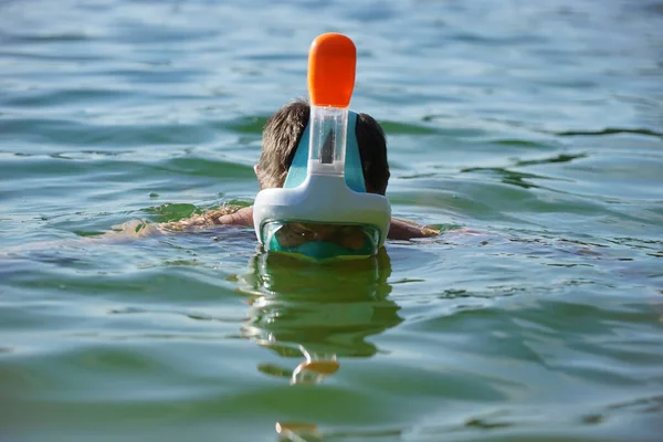 Een Man Een Vol Gezicht Snorkelmasker Vinnen Drijft Het Wateroppervlak — Stockfoto