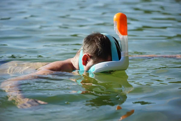 Een Man Een Snorkelend Vol Gezichtsmasker Drijft Het Wateroppervlak — Stockfoto
