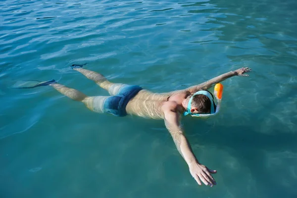 Şnorkel Maskeli Bir Adam Yüzgeçleri Suyun Yüzeyinde Yüzer — Stok fotoğraf