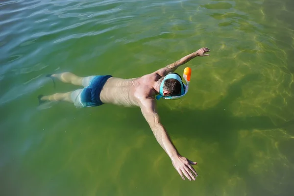 Yüzü Tamamen Şnorkel Maskeli Bir Adam Yüzgeçleri Suyun Yüzeyinde Yüzer — Stok fotoğraf