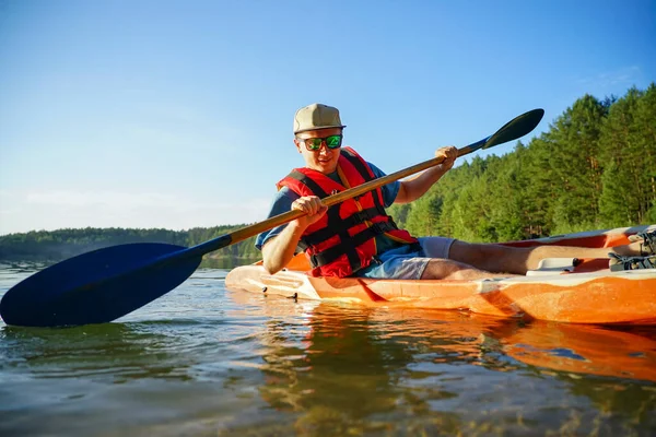 Tipo Está Navegando Kayak Rojo Con Chaleco Salvavidas Con Gafas — Foto de Stock