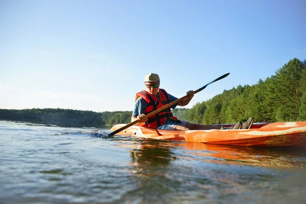 Tipo Está Navegando Kayak Rojo Con Chaleco Salvavidas Con Gafas — Foto de Stock