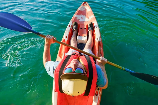 Cara Nada Uma Canoa Vermelha Óculos Boné Vista Superior — Fotografia de Stock