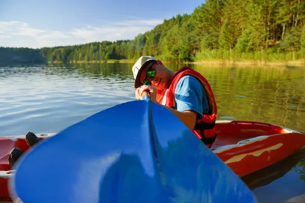 Type Dans Bateau Tire Pagaie Devant Lui Regarde Caméra — Photo