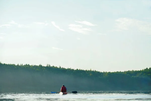 Guy Sits Boat Lake Paddles Fog Rising Lake — Stock Photo, Image