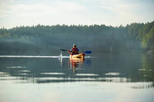 Guy Kayaking Lake Fog — Stock Photo, Image