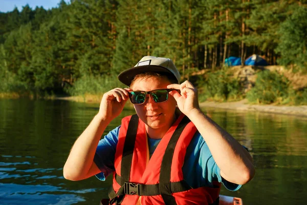 Portrét Chlapa Který Oblečen Záchranné Vestě Brýlemi Čepicí Pozadí Řeky — Stock fotografie