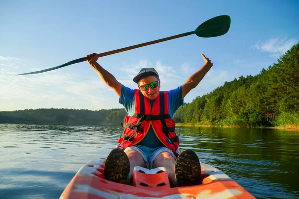 Joven Campamento Gafas Sienta Kayak Sostiene Remo Sobre Cabeza Plan — Foto de Stock