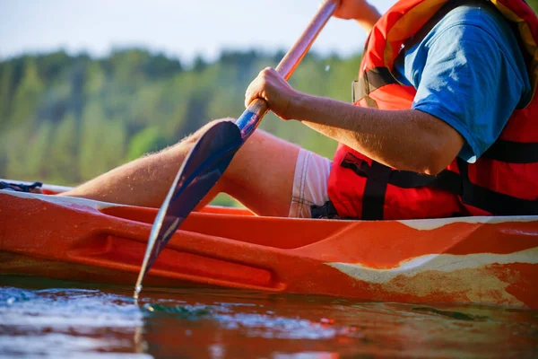 Guy Canoe Holds Oar His Hand Close Side View — Stock Photo, Image
