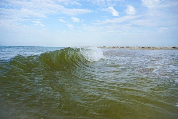 Ondas Mar Com Rolo Água Clara Para Costa — Fotografia de Stock