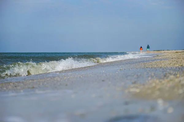 Une Vague Mer Azur Avec Une Crête Blanche Descend Terre — Photo