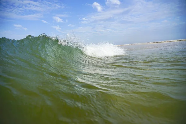 Uma Onda Azul Mar Com Uma Crista Branca Corre Terra — Fotografia de Stock