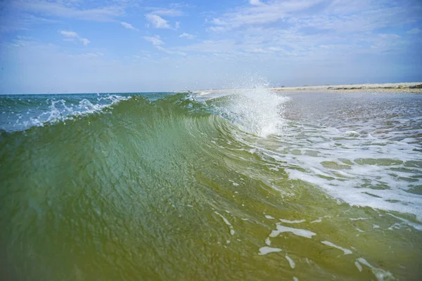 Een Azuurblauwe Zeegolf Met Een Witte Kuif Loopt Aan Land — Stockfoto