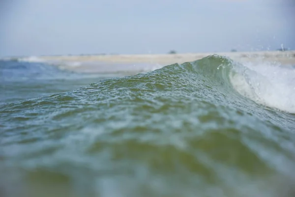 Uma Onda Azul Mar Com Uma Crista Branca Corre Terra — Fotografia de Stock