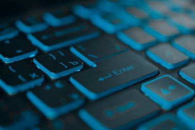 Giriş tuşunun mavi arka ışıklandırmalı klavye makro görüntüsü