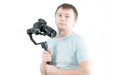 Adam elinde kamerayla 3 eksenli dengeleyici tutuyor ve selfie çekiyor..