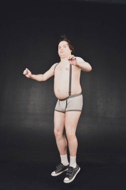 Komik şişman adam zıplıyor ve farklı pozlarda hareket ediyor.