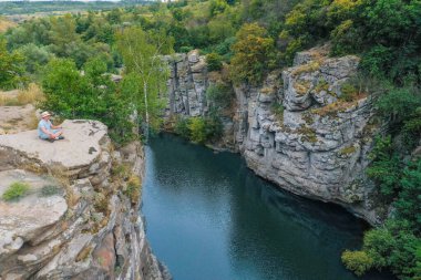 Nehir, büyük taşlar ve kayalarla dolu bir kanyondan akar.