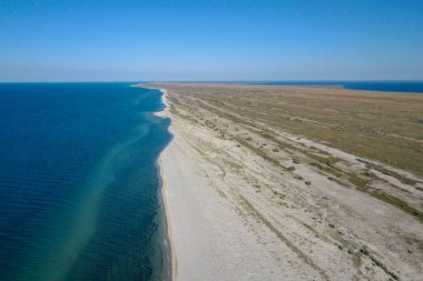 Yukarıdan deniz manzaralı bir ada. Gök suyu ve beyaz kum.