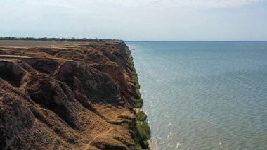 Deniz kıyısındaki kırmızı toprak kanyonu