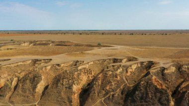 Deniz kıyısındaki kırmızı toprak kanyonu